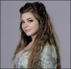 Dans quelle comdie joue-t-elle ?