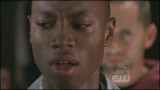 Qui meurt dans la saison 6, tu par un coup de feu ?