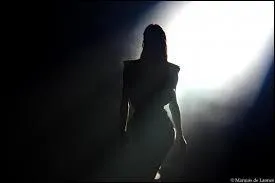 Qui chantait  hier encore j'avais 20 ans, je jouais de la vie comme on joue de l'amour  ?