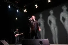 Pour qui  la vie c'est plus marrant, c'est moins dsesprant en chantant  ?