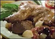 Voici un ragot de lapin ( Stuffat tal-fenek ) frit puis mijot dans du vin rouge, ail, oignon, pure de tomate pendant des heures. C'est une spcialit 