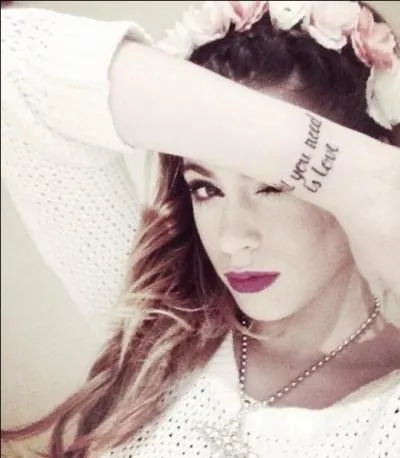 Qu'y a-t-il d'crit sur son tatouage ?