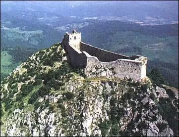 Encore un saut dans le temps; ce chteau de l'Arige vit en 1244 la fin de quelques milliers de cathares, citoyens vertueux dont le roi et les catholiques voulaient s'approprier terres et richesses. Quel est son nom ?