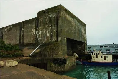 Comment nomme-t-on cet lment, qui fait partie de la base de sous-marins de Saint-Nazaire, proche de Nantes ?