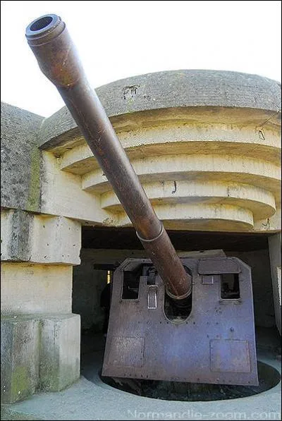 La batterie d'artillerie de Longues, faisant partie du  Mur de l'Atlantique  a t construite par l'organisation Todt dbut 44. De combien tait la porte des canons utiliss ?