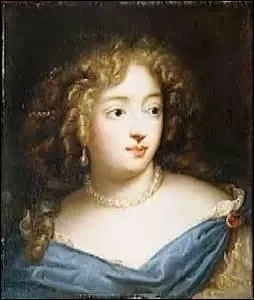 Ne Franoise-Louise de la Baume Le Blanc  Tours, le 6 aot 1644, j'entre  17 ans en tant que femme d'honneur d'Henriette d'Angleterre, 1re pouse de  Monsieur , le frre du roi Louis XIV. Peu aprs mon arrive  la cour, le comte de Saint-Aignan me pousse dans les bras du roi. Je dcde le 6 juin 1710 au couvent des grandes Carmlites. Je me nomme :