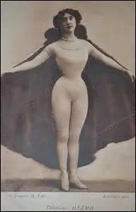 Née à Pontevedra en Galice (Espagne), 1868. Chanteuse, danseuse de cabaret, grande courtisane, on compte parmi mes amants 2 rois : Édouard VII d'Angleterre et Léopold II de Belgique. J'entretiens des relations avec des aristocrates anglais et russe comme le duc de Westminster et le grand-duc Nicolas II de Russie, des financiers et ministres comme Aristide Briand. Je décède à Nice en 1965. Je suis