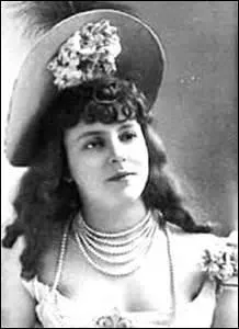 Surnomme  l'une des 3 grces de la belle poque , je ne  Paris le 18 juillet 1869. Courtisane et danseuse de cabaret au cirque d't en 1889 puis au Casino de Paris, aux Menus-Plaisirs, aux Folies Bergre,  la Scala et aux Varits. Entretenue par le jeune duc Jacques d'Uzs puis par Lopold II de Belgique, j'ai mme une relation avec La Goulue en 1889. Je dcde  Nice en 1946, qui suis-je ?