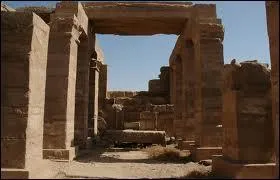 Que devait-on faire avant d'entrer dans le temple ?