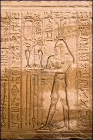 Les hiroglyphes dans les pyramides taient...