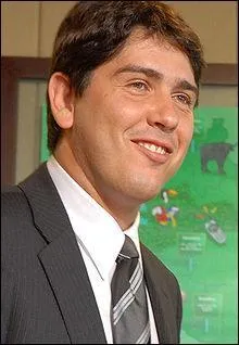 L'homme sur cette photo se nomme  Cac Bueno . Car chez les lusophones,  cac  ne dsigne pas l'excrment mais c'est un diminutif du nom  Carlos .