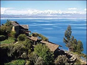 Le lac Titicaca, dont vous avez remarqu la subtilit du nom, se trouve  la frontire entre la Bolivie et le Prou.