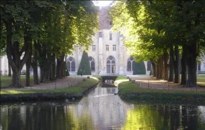 Comment s'appelle cette magnifique et royale abbaye situe dans le hameau de Baillon  Asnires-sur-Oise dans le Val-d'Oise,  environ trente kilomtres au nord de Paris, et qui renferme actuellement une fondation ?