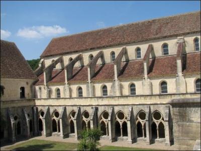 Noirlac appartient maintenant au dpartement du Cher. Cette magnifique abbaye cistercienne est situe  deux pas d'une commune, Brure-Allichamps, qui revendique une particularit bien prcise. Laquelle ?