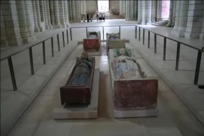Cette belle abbaye du Maine-et-Loire renferme des gisants clbres. Lesquels, entre autres ?