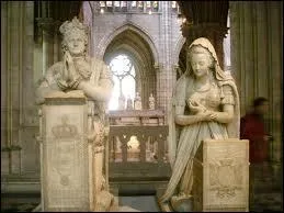 Qu'a de particulier l'abbaye de Saint-Denis, dans le 93 ?
