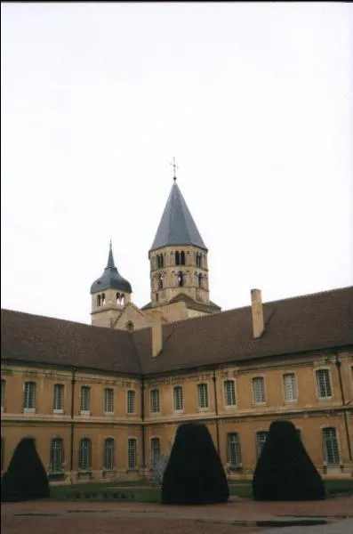 Comment s'appelle cette magnifique abbaye bourguignonne, qui a donn son nom au premier des styles romans, dpouill et superbe dans son austrit ?