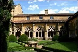 Cette belle abbaye de Dordogne possde un clotre typique du gothique dit  flamboyant . Son nom, Cadouin, vient des cognassiers ( cadoun  en occitan), nombreux en la place. Quelle relique, dclare fausse par la suite, a attir des millions de visiteurs dans le lieu ?