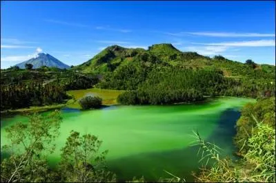 L'Indonsie est un pays asiatique comprenant 17 508 les. L'archipel indonsien est constitu de plusieurs archipels : les les de la Sonde, les Moluques et la Nouvelle-Guine. Sur quelle grande le de la Sonde est situe Jakarta, la capitale indonsienne ?