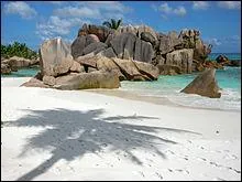Terminons ce quiz sur l'archipel africain des Seychelles. Inutile de vous dire que le tourisme est le principal atout de cet archipel. Sa capitale est Victoria et l'archipel a une superficie de 455 km2. Compltez cette phrase :  Cet archipel compte prs de ... /... payant leurs achats en ...  .