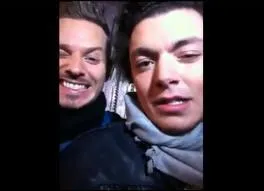 Avec qui Kev Adams est-il sur la photo ?
