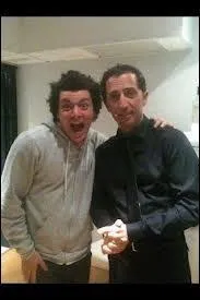 Avec qui Kev Adams est-il sur la photo ?