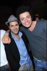 Avec qui Kev Adams est-il sur la photo ?