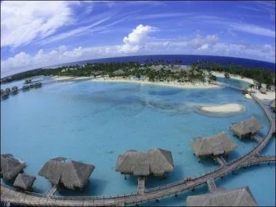 Nous voici  Bora Bora en Polynsie ... ... ... . Vous pourrez y faire un safari en 4x4, une balade en bateau dans le lagon, passer une bonne aprs-midi sur les plages de sable blanc.