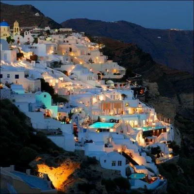 Si vous adorez la Grce, vous allez tre servis ! L'le de ... ..... abrite de nombreux villages blancs aux coupoles bleues, typiquement grecs et dpaysants. Au lieu de plages, elle contient deux stations balnaires trs populaires.