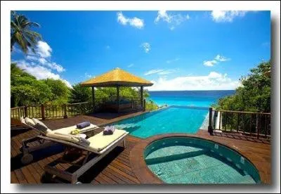 Nous sommes  l'le de ... ... ... aux Seychelles. Transats, cocktails, plages, mer bleu lagon, ciel bleu. Le paradis, quoi ! Il y a plein de choses  faire sur cette le !