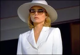 Qui est le boss du personnage principal au dbut du film ?