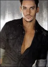 [Suite Q11] : Coche les bonnes caractristiques de ce personnage.