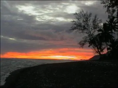 Qui chantait  Et quand vient le soir pour qu'un ciel flamboie le rouge et le noir ne s'pousent-ils pas ...   ?