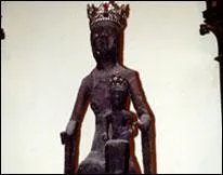 Pourquoi la vierge de Rocamadour s'appelle-t-elle  la vierge noire  ?