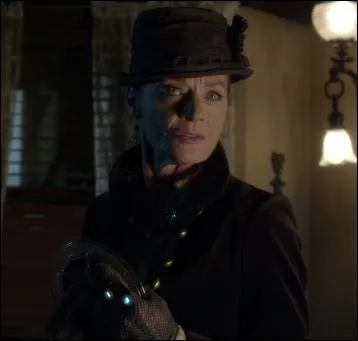 Dans le dernier pisode d'Halloween, on dcouvre un nouveau personnage qui est Miranda Collins. Elle va, accompagne de Caleb, aller rencontrer son oncle. Mais quels autres nouveaux personnages voit-on furtivement ?