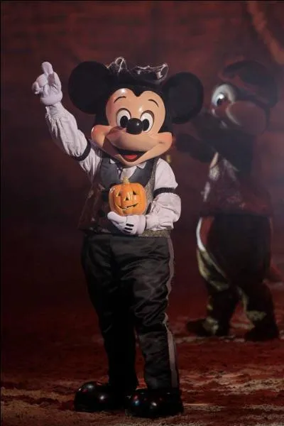 Partons vers le Disney Village... Cette anne, Halloween s'installe au Buffalo Bill's Wild West Show avec Mickey et ses Amis ...