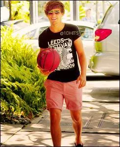 Quels sont les 2 sports que Louis pratique ?