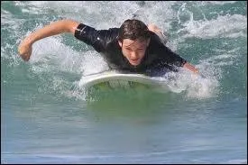 Avec qui Louis fait-il du surf ?