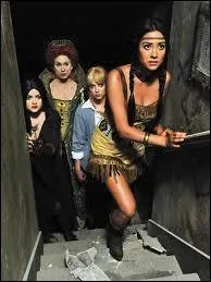 Dans l'pisode spcial Halloween de la saison 2, comment Em est-elle dguise pour la fte de Noel Kahn ?