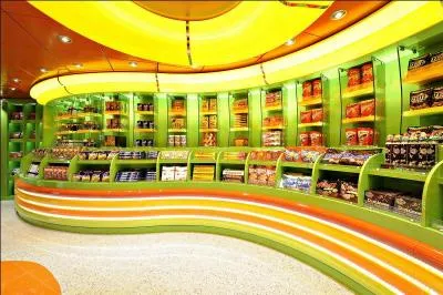 Qui chante  Candy Shop  ?