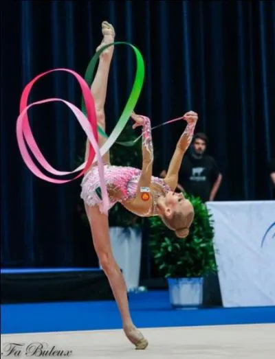 Et pour finir avec ce Championnat du monde, quelle gymnaste a obtenu la mdaille d'or au ruban ?