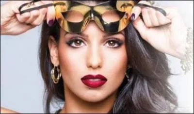 Dans  Danse avec les stars , quel est le danseur professionnel qui danse avec elle ?