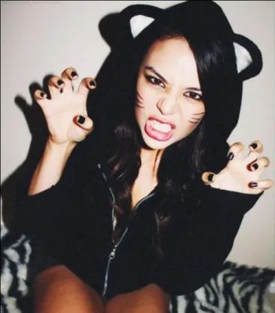 De quelle nationalit est Janel Parrish ?