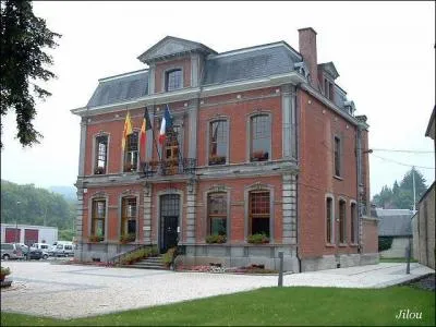 Dans quel village se trouve cette maison communale ?