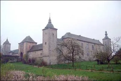 Dans quel village se trouve ce chteau-ferme ?