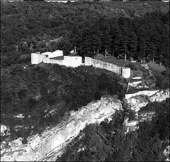 Dans quel village, se trouve le 'Poilvache' ?