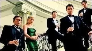 Les originelles sont les 5 premiers vampires, d'ailleurs ils sont cousins.