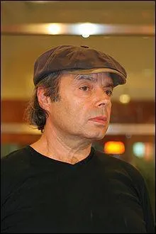 Qui est cet écrivain présenté comme un héritier de la Beat Generation auteur de "Bleu comme l'enfer" et "Zone érogène" ? 
Le succès arrivera pour lui après le film de Beneix "37°2".