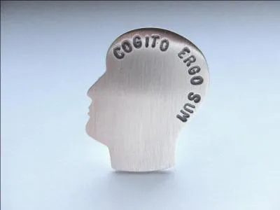 "Le cogito" est extrait de l'uvre « Discours de la méthode ». Je trouve qu'il est nécessaire par tout temps de s'arrêter un instant sur cette pensée : "Le bon sens est la chose du monde la mieux partagée ; car chacun pense en être si bien pourvu, que ceux même qui sont les plus difficiles à contenter en toute autre chose n'ont point coutume d'en désirer plus qu'ils en ont". 
Qui en est l'auteur ?