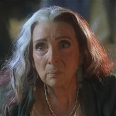 Quel sort la reine des gitans jette-t-elle  l'hrone ?